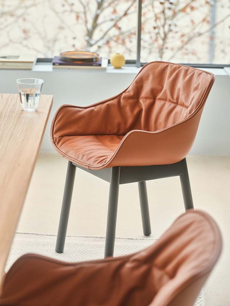 Eleganter Baltic Soft Duo BL5P14 Stuhl mit stabiler Holzbasis und komfortablen Armlehnen, perfekt für moderne Innenräume.