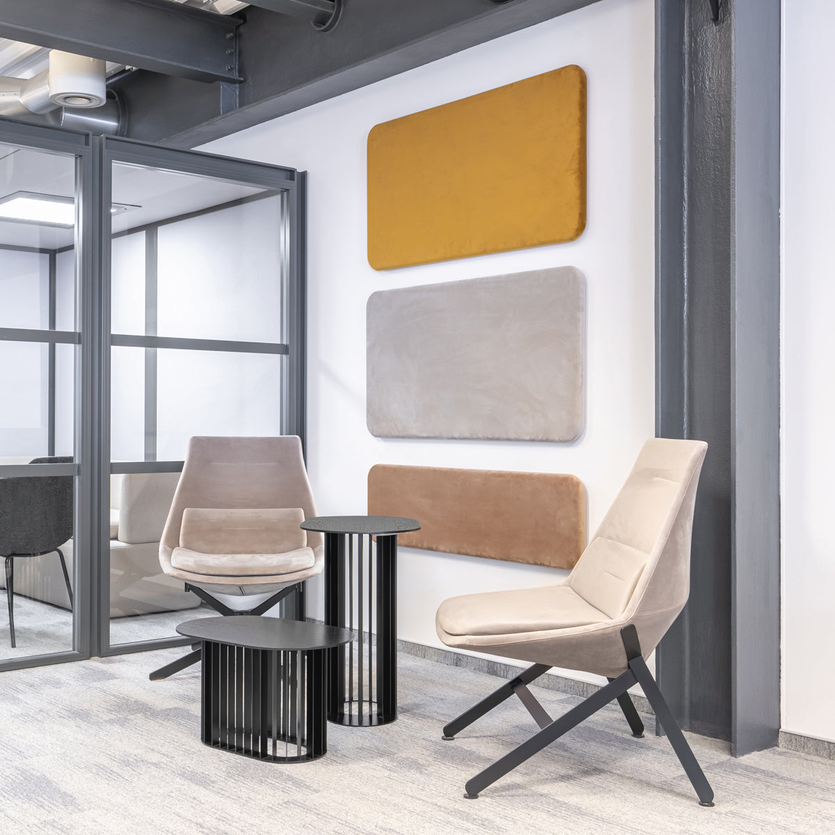 Elegantes Akustik-Wandpaneel Sonic ZAK612 in natürlichem Holzlook, ideal zur Verbesserung der Raumakustik und für stilvolle Innenräume.