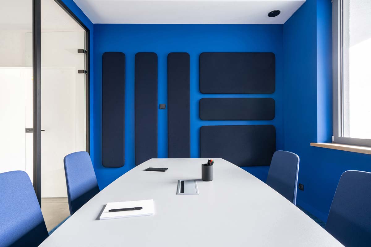 Elegantes Akustikpaneel Sonic ZAK612 in stilvollem Holzdesign, ideal zur Verbesserung der Raumakustik und für ein ansprechendes Ambiente.