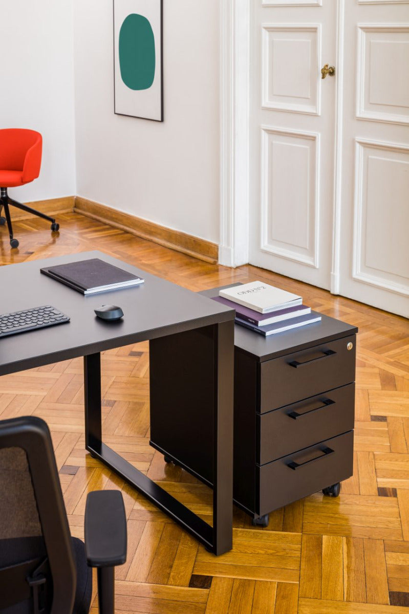 Eleganter Rollcontainer Basic KKT11 von MDD, perfekt für die praktische Aufbewahrung im Büro, kombiniert Funktionalität mit modernem Stil.