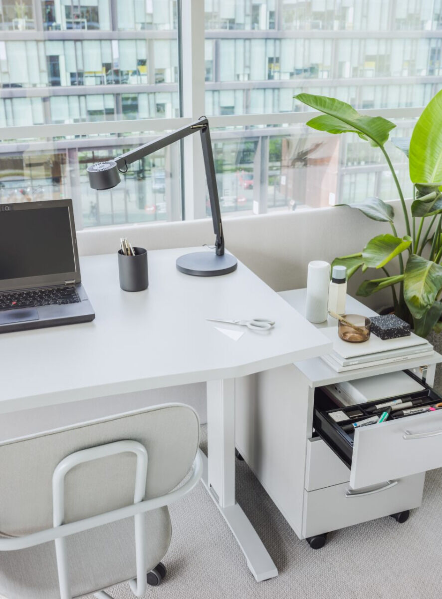 Eleganter Rollcontainer Basic KKT11 von MDD, perfekt für die Büroorganisation, vereint Funktionalität und modernes Design für jeden Arbeitsplatz.