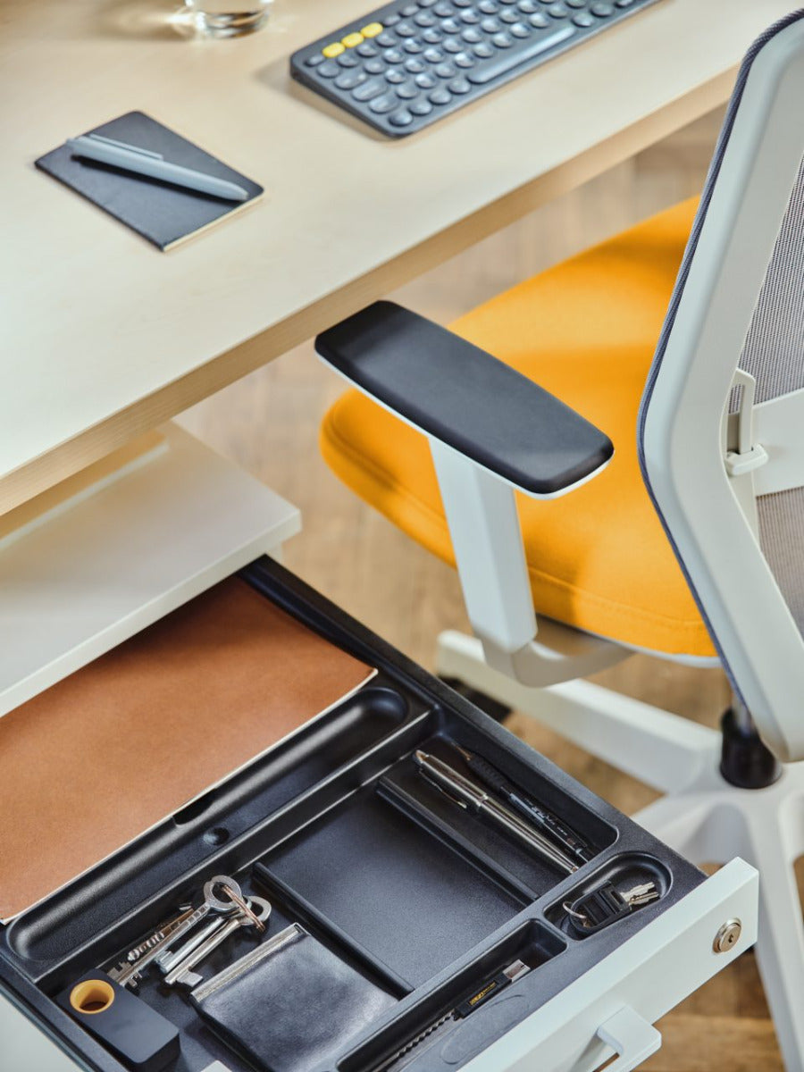 Moderner Rollcontainer KRT13 von MDD in stilvollem Grau, ideal für effiziente Organisation und zusätzlichen Stauraum im Arbeitsbereich.