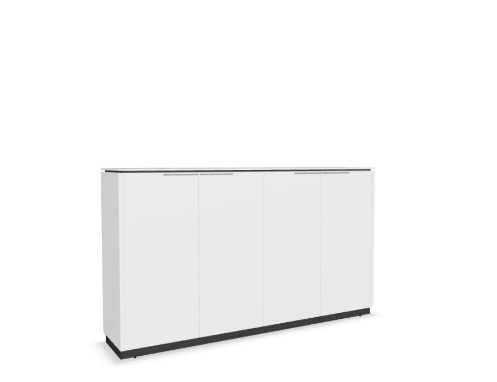 Anthrazitfarbenes Sideboard mit vier Türpaaren, Aluminiumgriffen und Melaminoberflächen, freistehend im Studio fotografiert.
