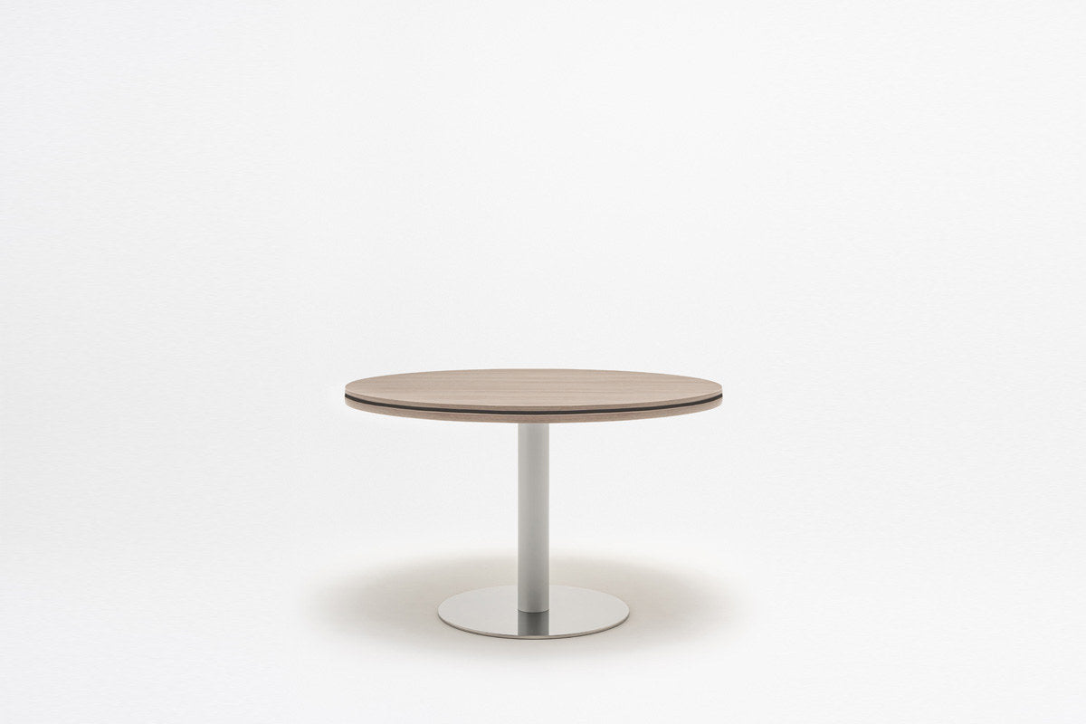 Kaffeetisch der Serie Status von Mdd mit quadratischer Melamin-Tischplatte in Aluminium Halbmatt und Kreuzgestell mit Tellerfuss aus Edelstahl.