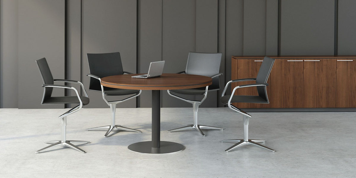 Kaffeetisch der Serie Status von Mdd mit quadratischer Melamin-Tischplatte in Aluminium Halbmatt und Kreuzgestell mit Tellerfuss aus Edelstahl.