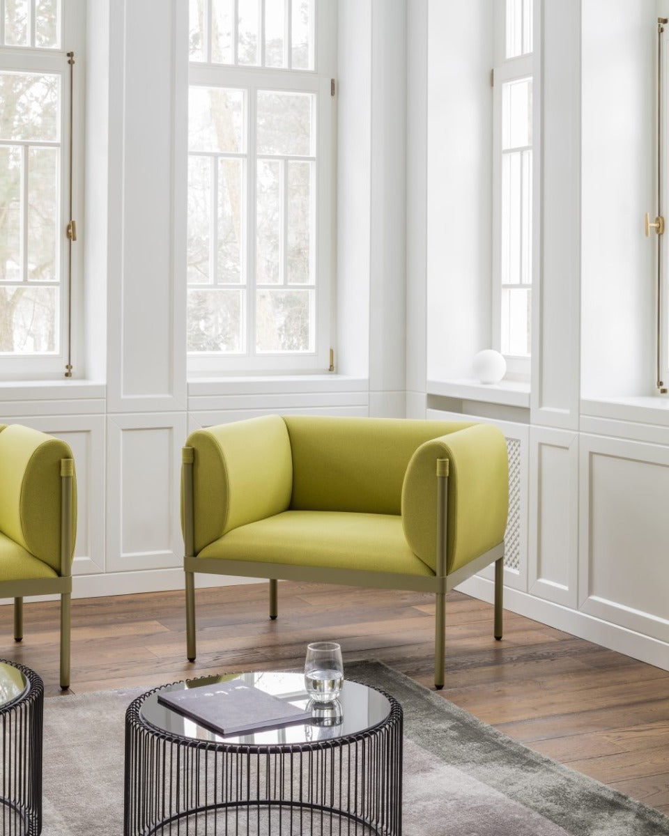 Eleganter Sessel Stilt SIS1 mit niedriger Rückenlehne, ideal für moderne Wohnräume, bietet eine harmonische Verbindung von Funktionalität und Stil.