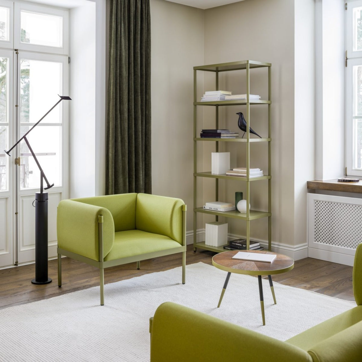 Eleganter Sessel Stilt SIS1 mit minimalistischer Form und niedriger Rückenlehne, ideal für moderne Wohnräume und entspannte Atmosphäre.
