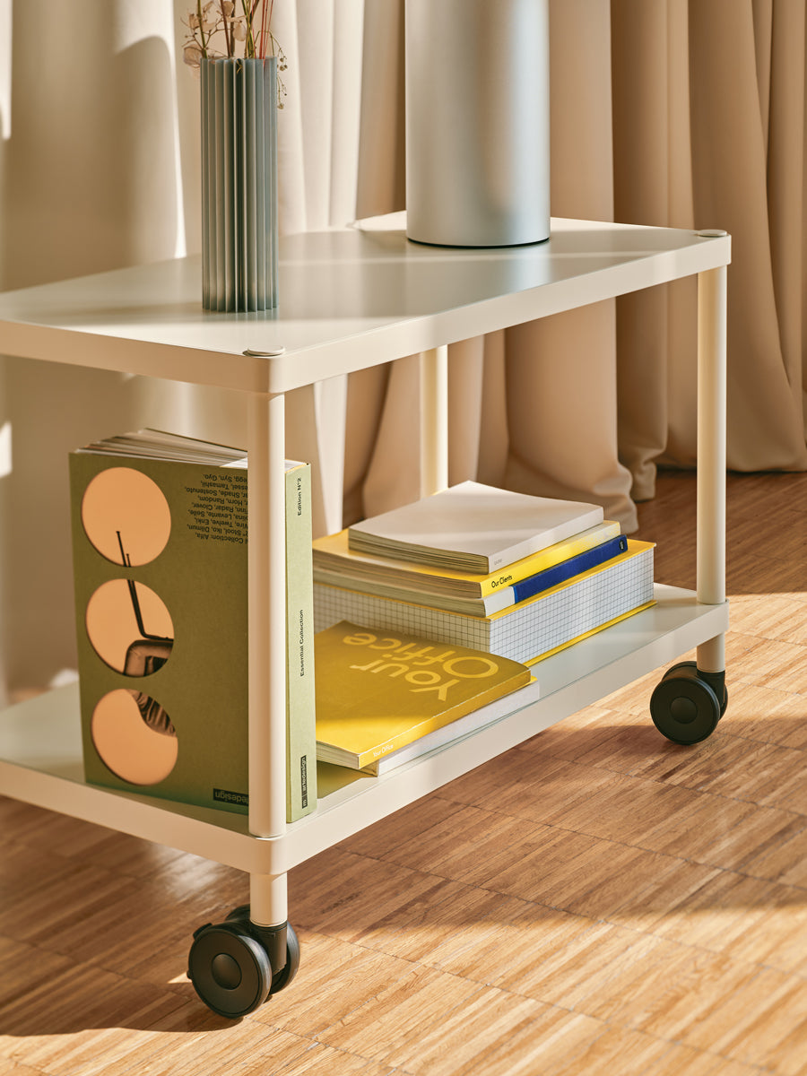 Elegantes Standregal Stilt SIR21 von MDD, gefertigt aus Holz und Metall, perfekt für die stilvolle Aufbewahrung und Präsentation von Gegenständen.