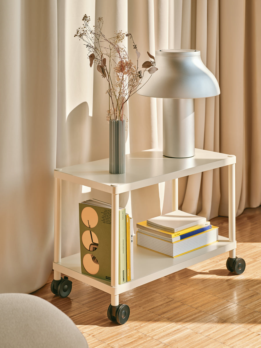 Modernes Standregal Stilt SIR21 von MDD, aus hochwertigem Holz und Metall, ideal für eine stilvolle Raumgestaltung und praktische Aufbewahrung.