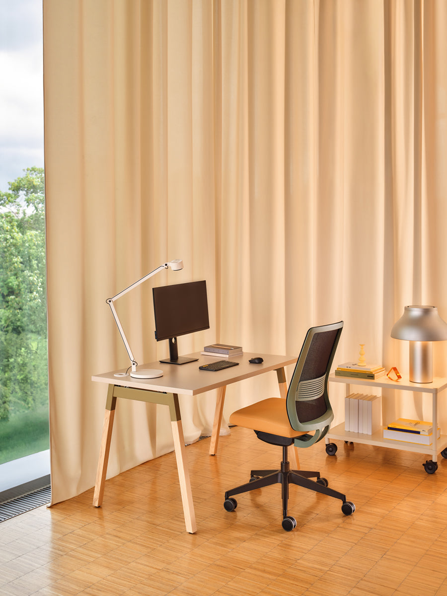 Elegantes Standregal Stilt SIR21 von MDD, kombiniert Holz und Metall für eine ansprechende Optik und funktionale Stauraumlösungen.