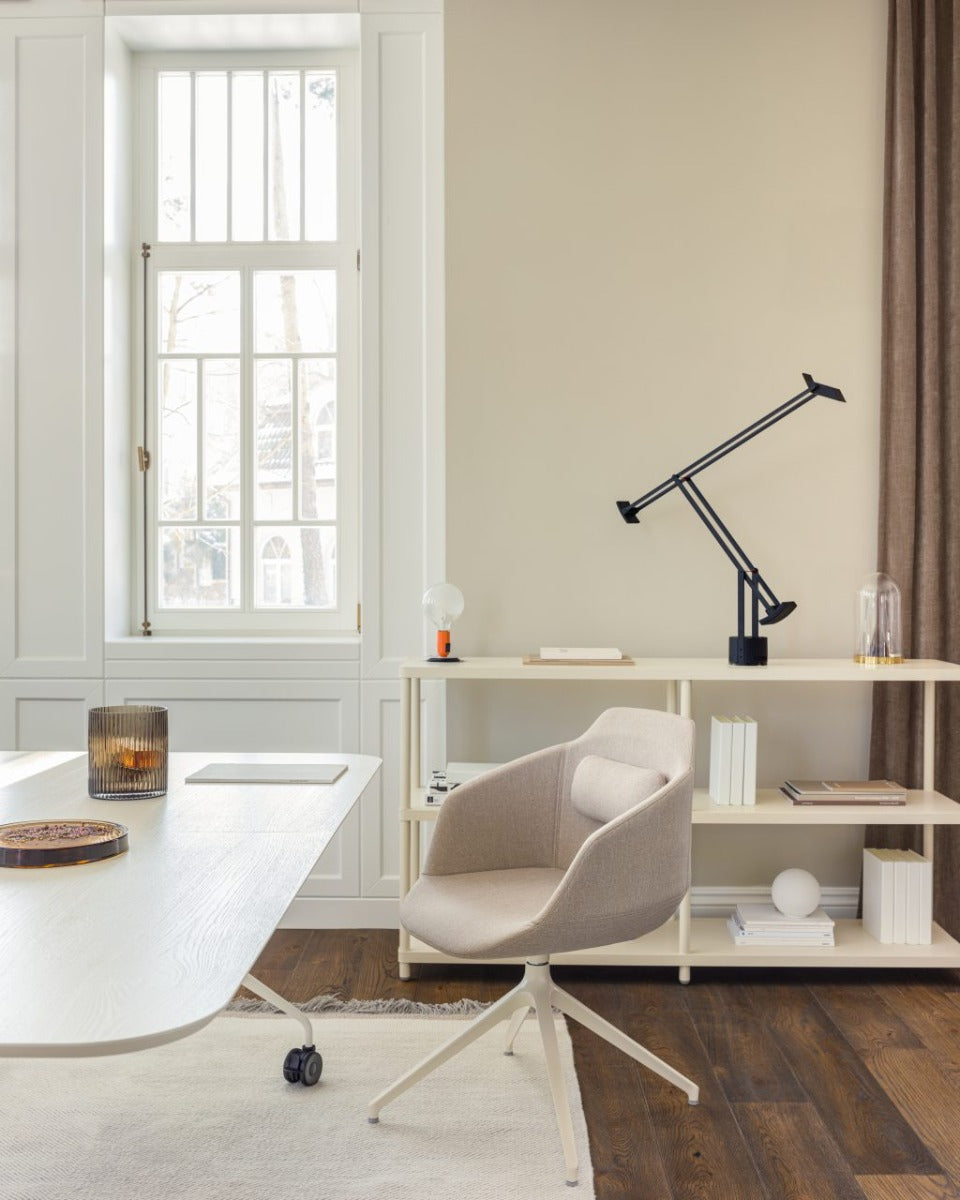 Elegantes Standregal Stilt SIR21 von MDD, ideal zur stilvollen Aufbewahrung und Präsentation von Büchern und Accessoires.