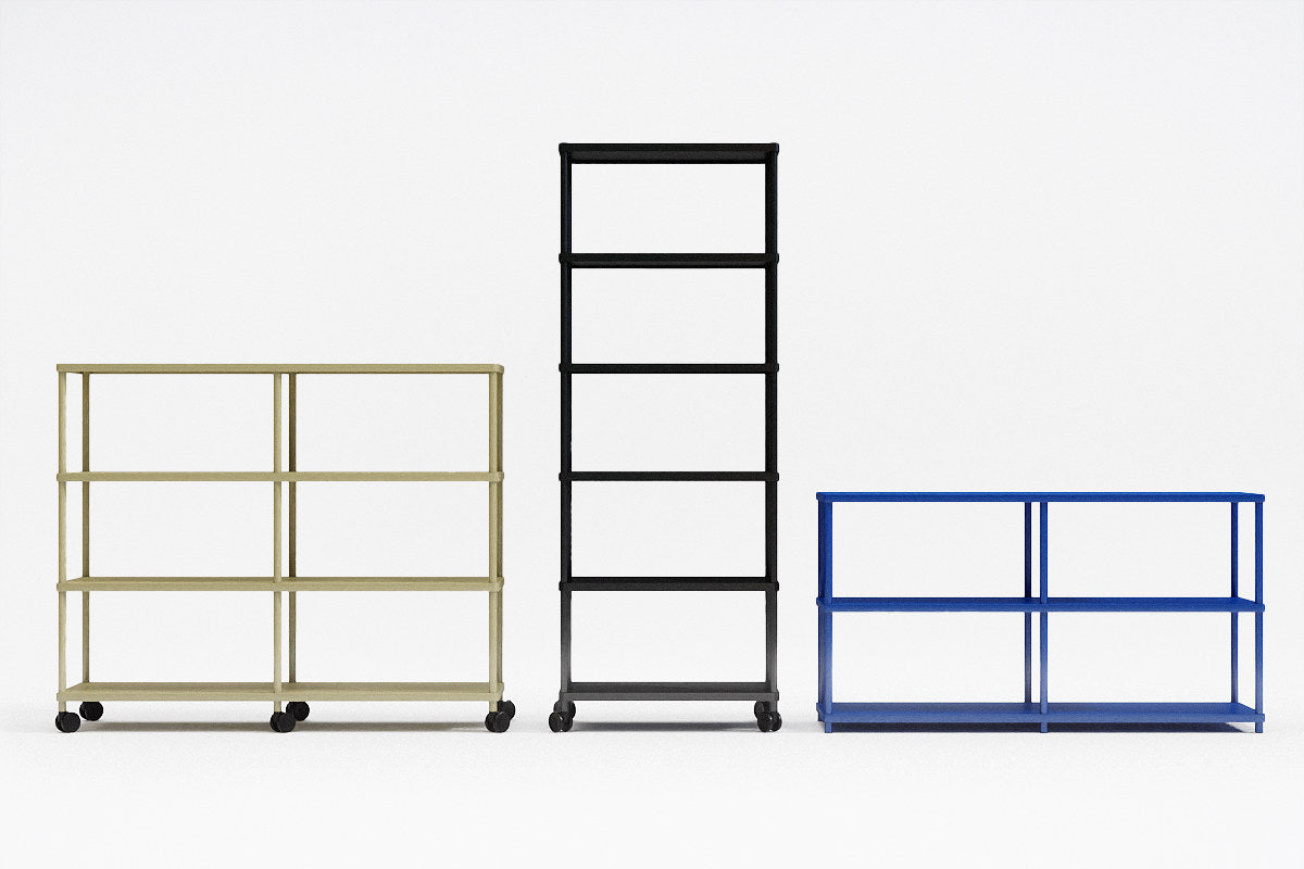Standregal Stilt von Mdd in Blau Halbmatt, MDF-Platten mit Metallrahmen und Stahlprofilen, modulare Fachböden und Bodenplatte.