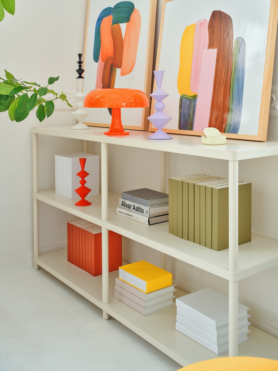 Standregal Stilt von Mdd in Blau Halbmatt, MDF-Platten mit Metallrahmen und Stahlprofilen, modulare Fachböden und Bodenplatte.