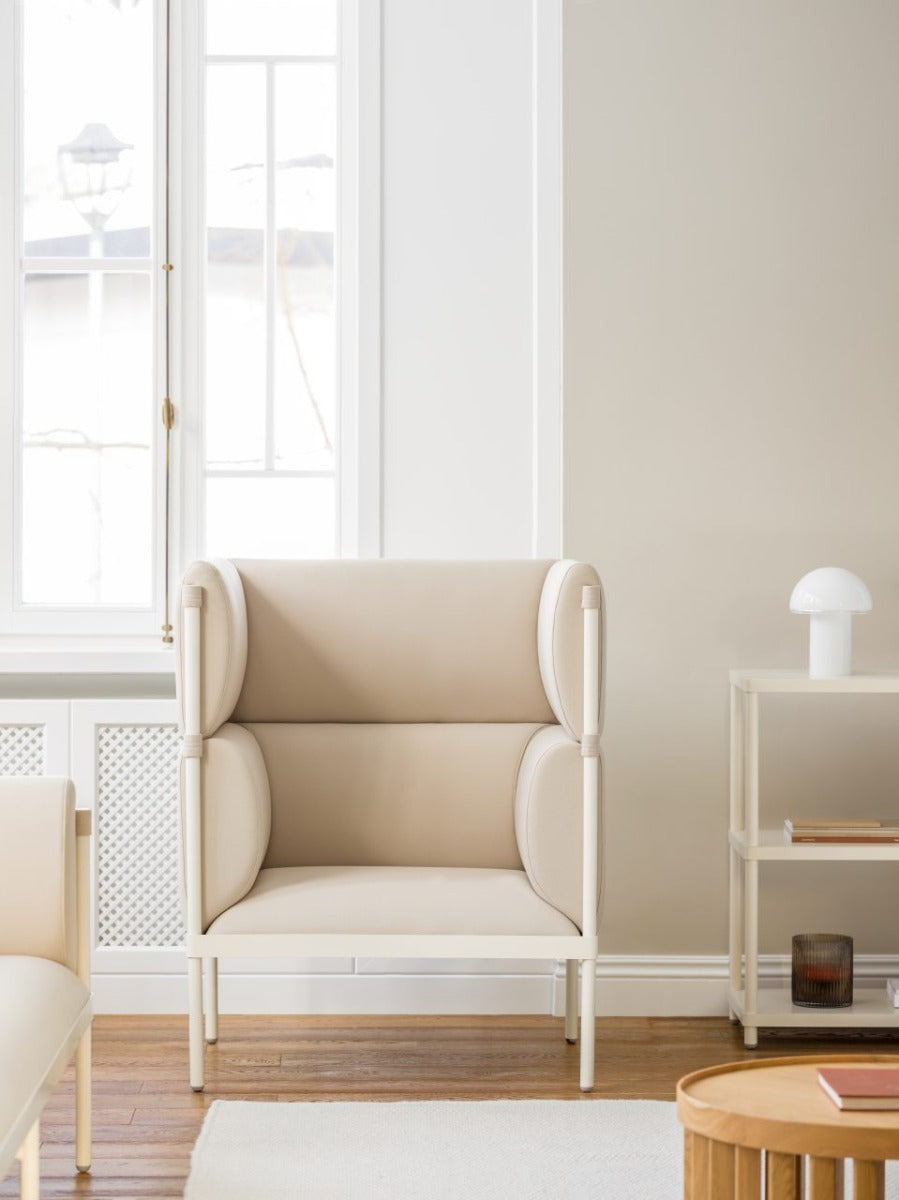 Moderner Sessel Stilt SISH1 mit stilvoller hoher Rückenlehne, ideal für entspannende Momente in zeitgemäßen Interieurs.