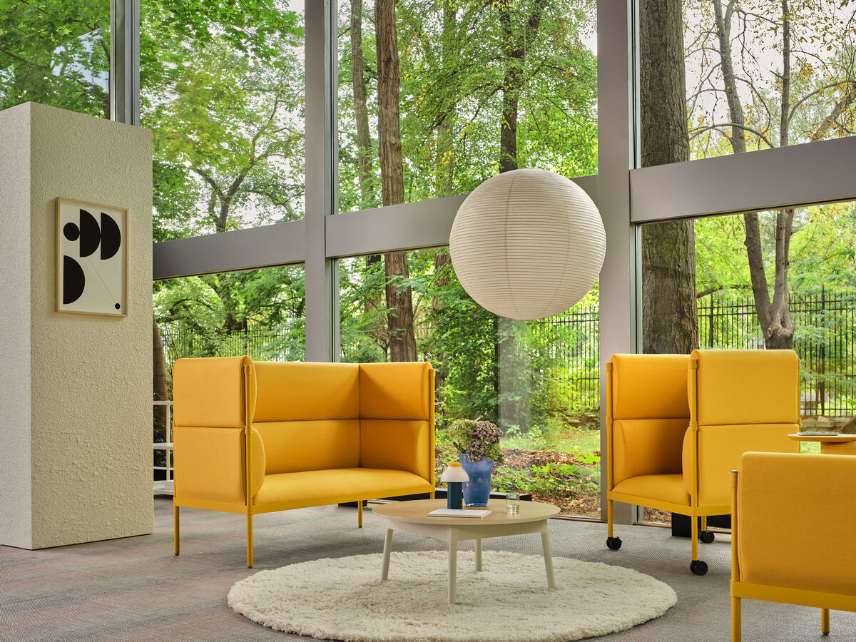 Eleganter Sessel Stilt SISH1 mit hoher Rückenlehne, perfekt für komfortable Entspannung in modernen Wohnräumen.