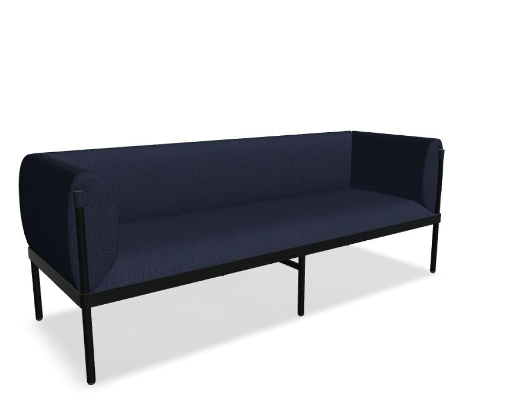 Dunkelblaues Sofa Stilt mit gepolsterter niedriger Rückenlehne, Armlehnen und vierbeinigem Stahlgestell auf hellem Hintergrund.