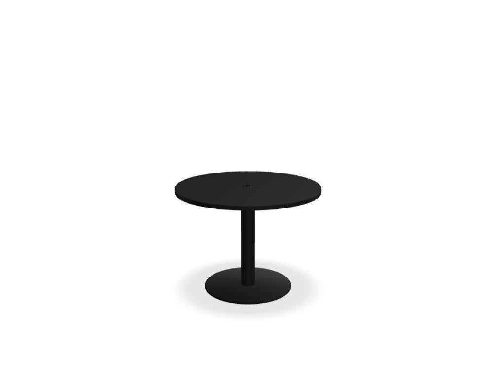 Runder Kaffeetisch Tack von Mdd mit Melaminplatte in Honigeiche und schwarzem Metallgestell mit Tellerfuss, Frontalansicht.