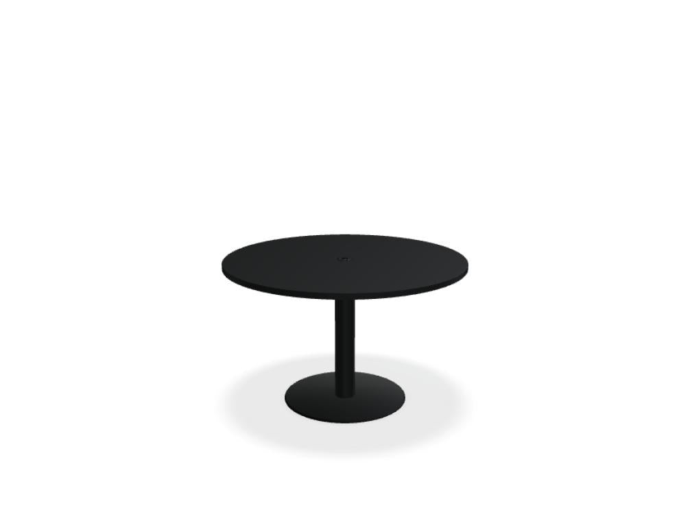 Runder Kaffeetisch Tack von Mdd mit Melaminplatte in Honigeiche und schwarzem Metallgestell mit Tellerfuss, Frontalansicht.