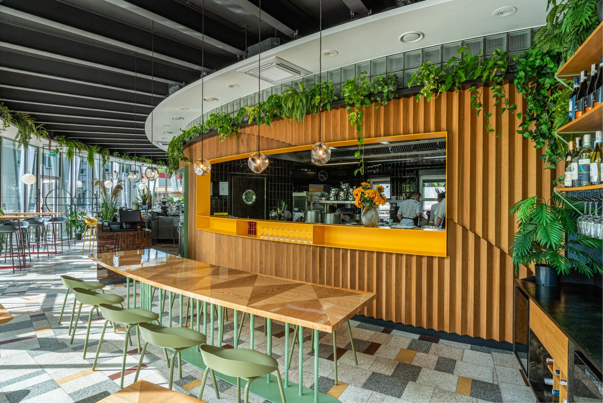 Gelber Kunststoffstuhl Team von Mdd mit niedriger integrierter Rückenlehne und schlankem, pulverbeschichtetem Metallgestell.
