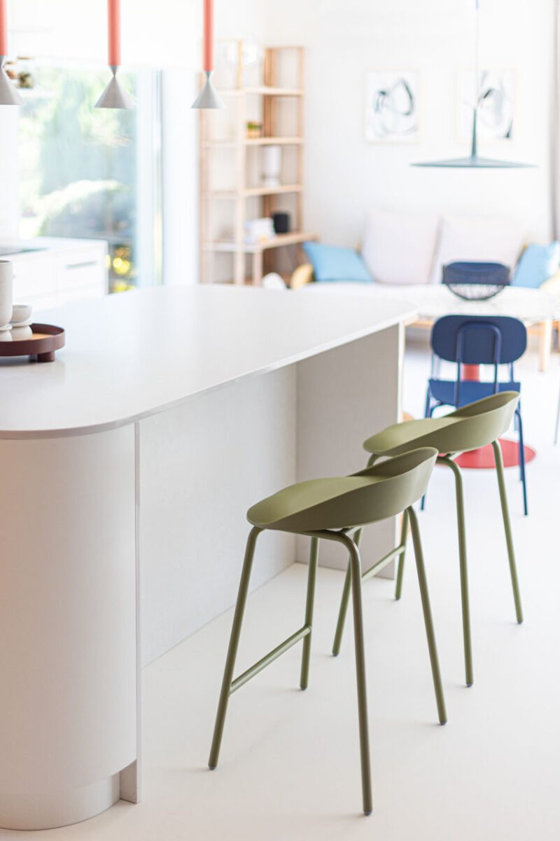Moderner Barhocker TE01H aus langlebigem Kunststoff, ideal für den Außenbereich und gemütliche Zusammenkünfte im Freien.