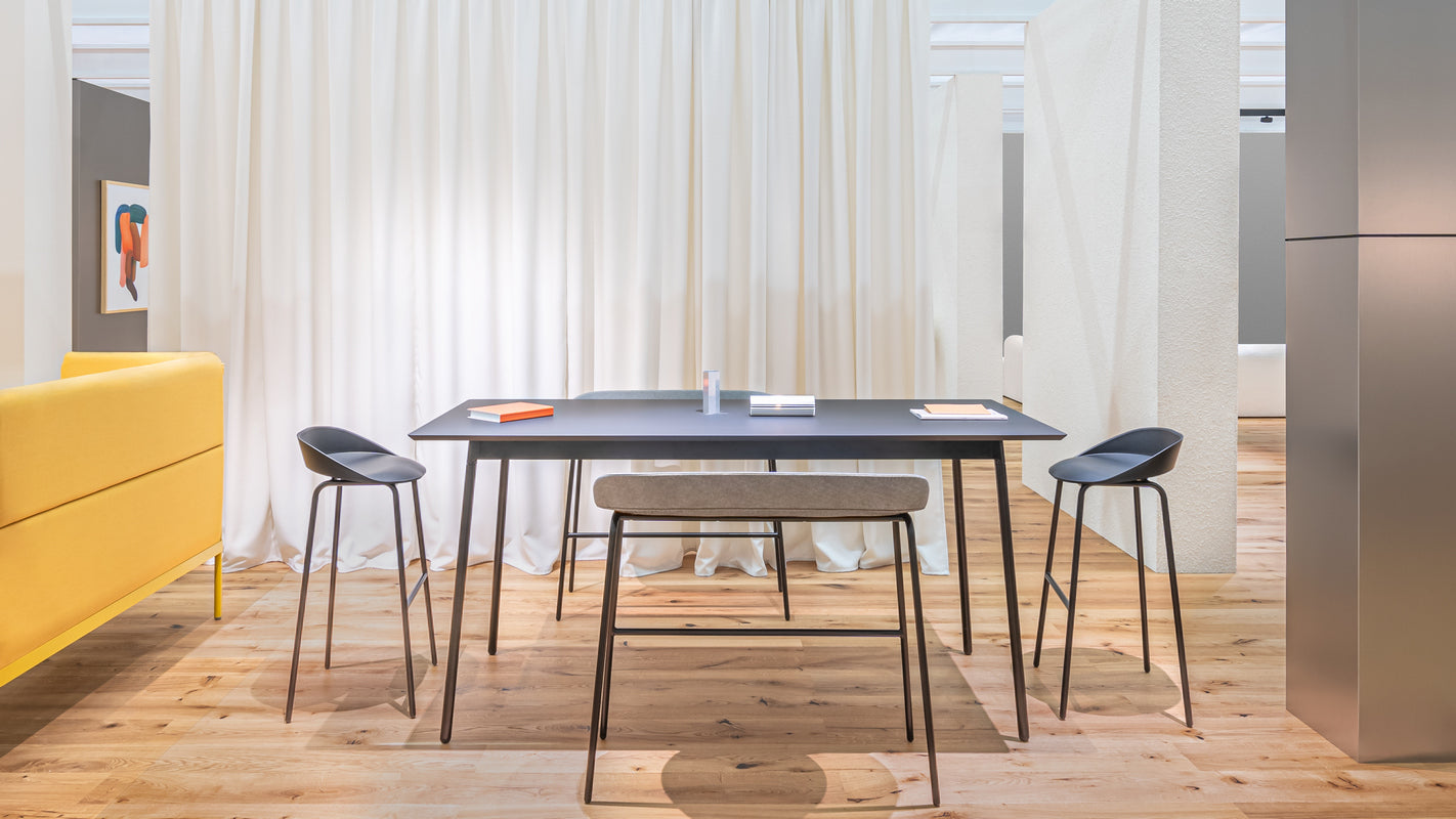 Stylischer Outdoor-Barhocker TE01H aus robustem Kunststoff, perfekt für entspannte Abende im Freien und gesellige Runden.