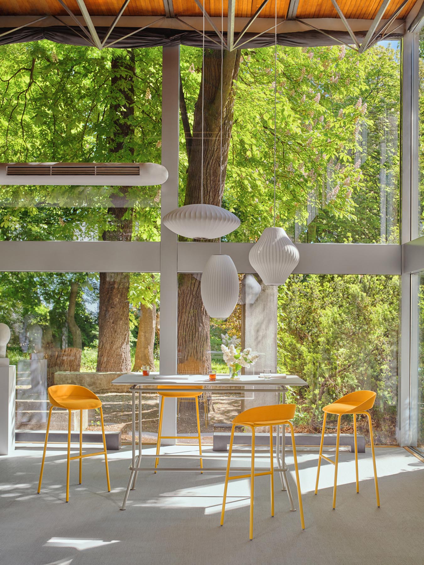 Stylischer Outdoor-Barhocker TE01HF von MDD, gepolstert für Komfort, ideal für Terrassen und Gärten, vereint Funktionalität und modernes Design.