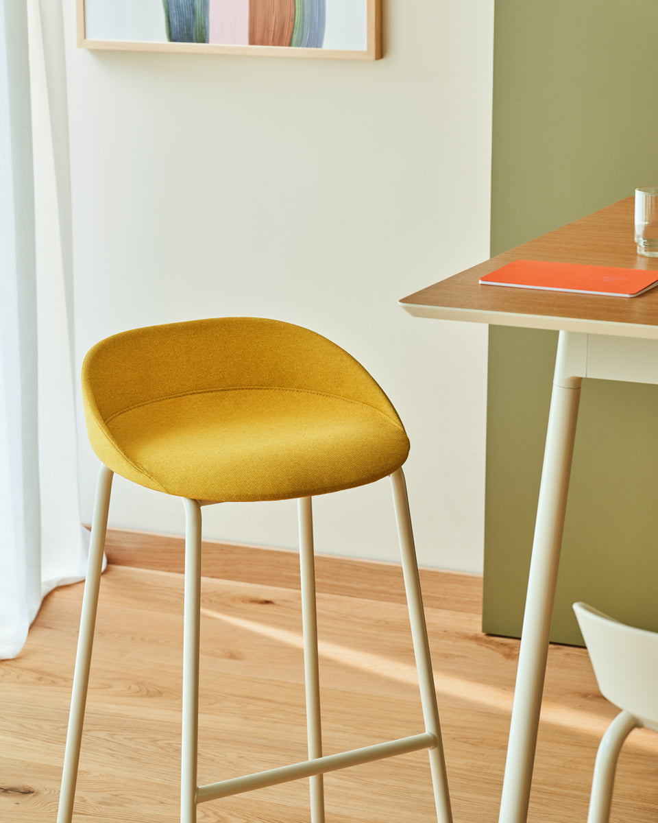 Eleganter gepolsterter Barhocker TE01HF von MDD, perfekt für den Außenbereich, bietet hohen Sitzkomfort und modernes Flair für jede Terrasse.