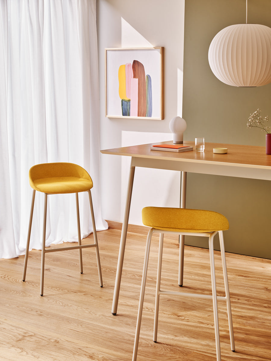 Eleganter gepolsterter Barhocker TE01HF von MDD, perfekt für den Außenbereich, vereint modernes Design mit hohem Sitzkomfort.