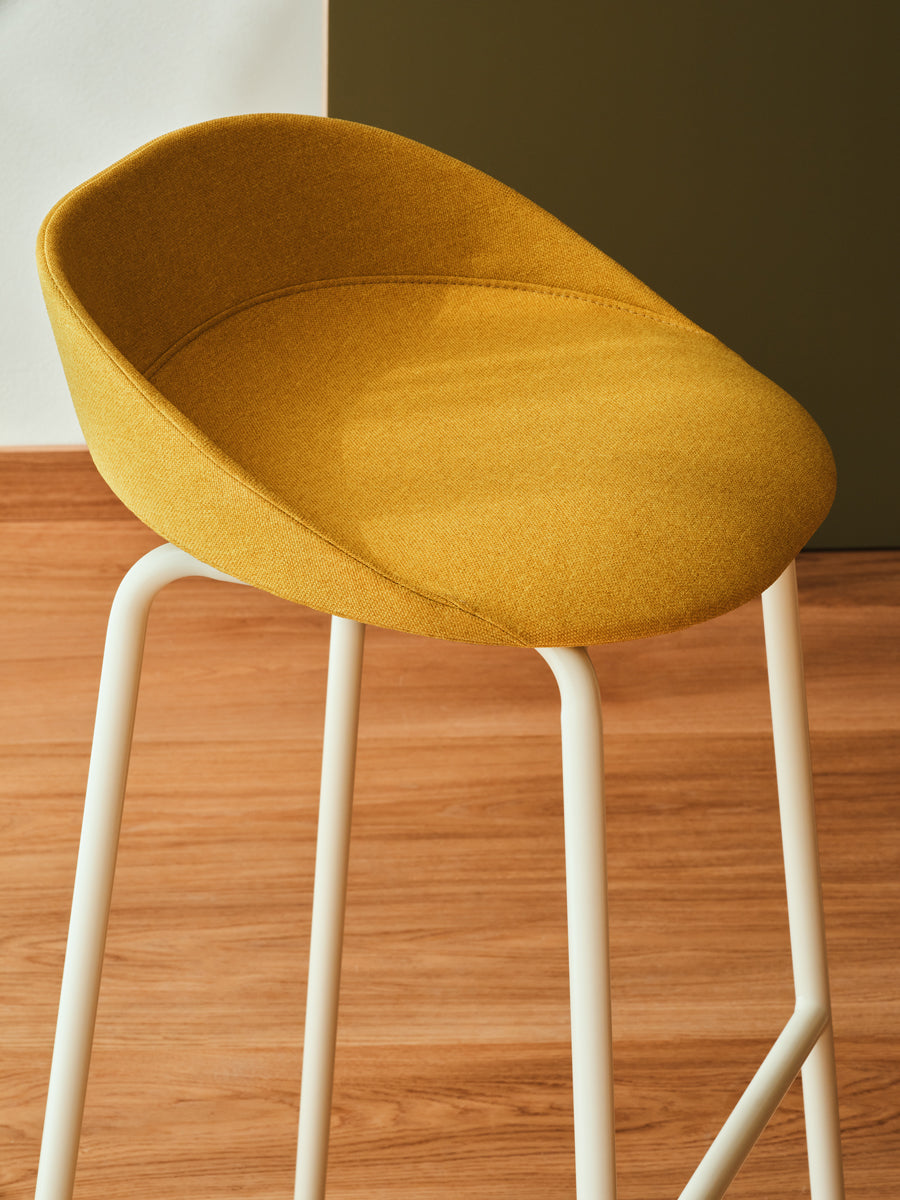 Eleganter gepolsterter Barhocker TE01HF von MDD, perfekt für den Außenbereich und sorgt für gemütliche Momente im Freien.