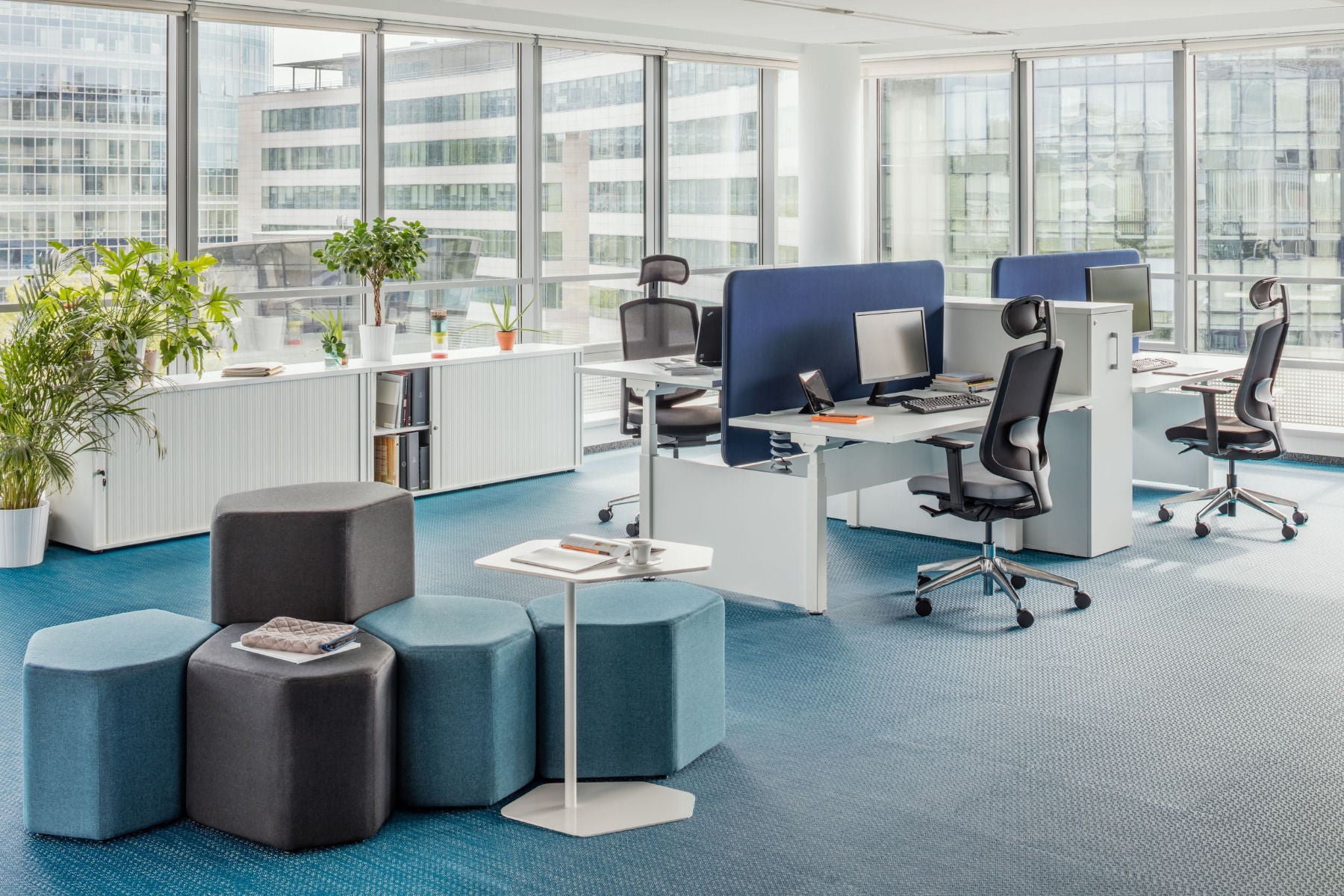 Eleganter quadratischer Beistelltisch Bazalto B01S aus hochwertigem, dunkelgrauem Metall – perfektes Möbelstück für stilvolle Wohnräume.