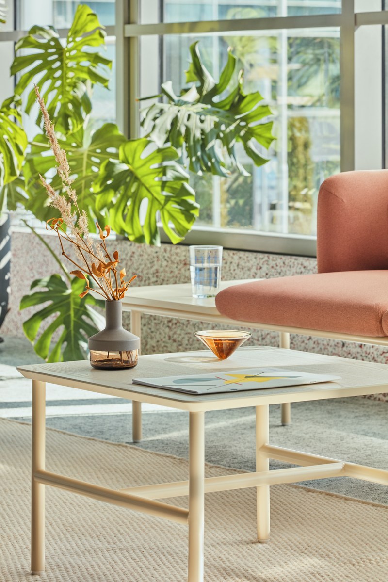 Modulares Sofa Agora von Mdd in Perlweiss mit gepolsterter Rückenlehne, Holzfurnierplatte und Metallgestell auf Füssen.