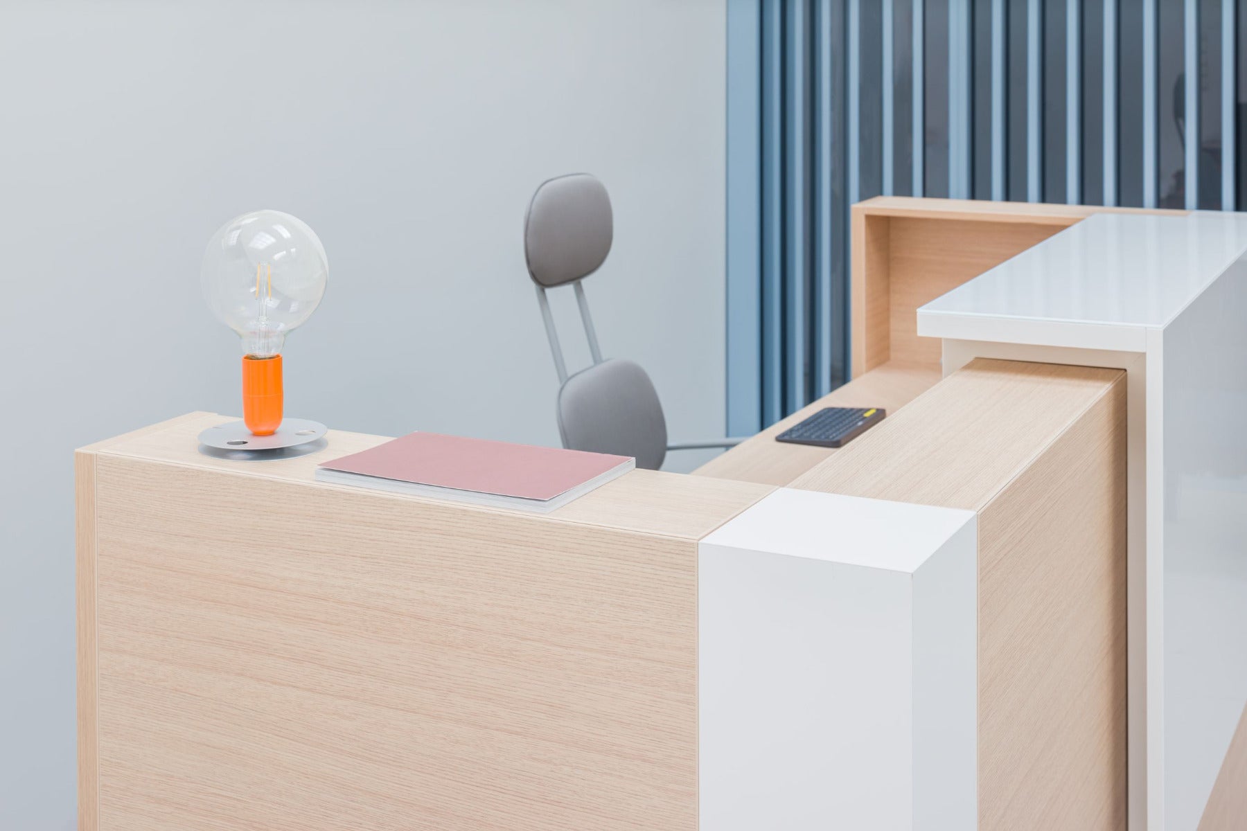 Elegante modulare Empfangstheke Tera TRA19 von Mdd, perfekt für moderne Büroumgebungen, bietet Flexibilität und stilvolles Design.