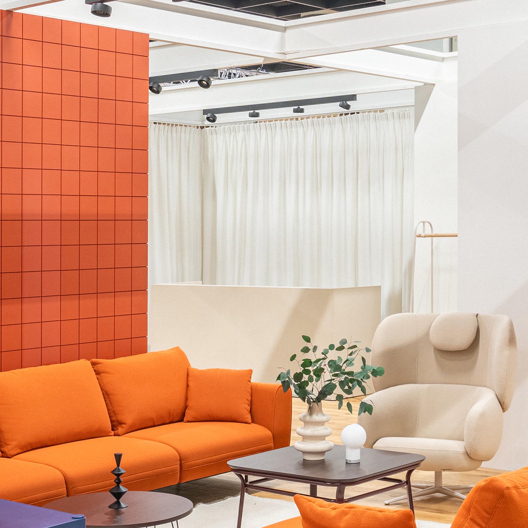 Moderne Empfangstheke Tera TRA135 von Mdd, ideal für kreative Arbeitsumgebungen, kombiniert elegantes Design mit praktischen Modulen.
