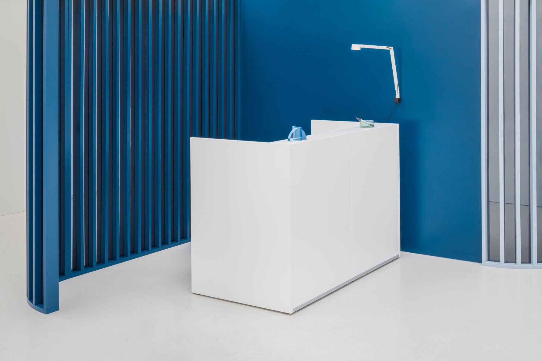 Elegante Empfangstheke TRA136P von Mdd, kombiniert hochwertige Holzoberflächen mit modernen grauen Akzenten, perfekt für zeitgemäße Büros.