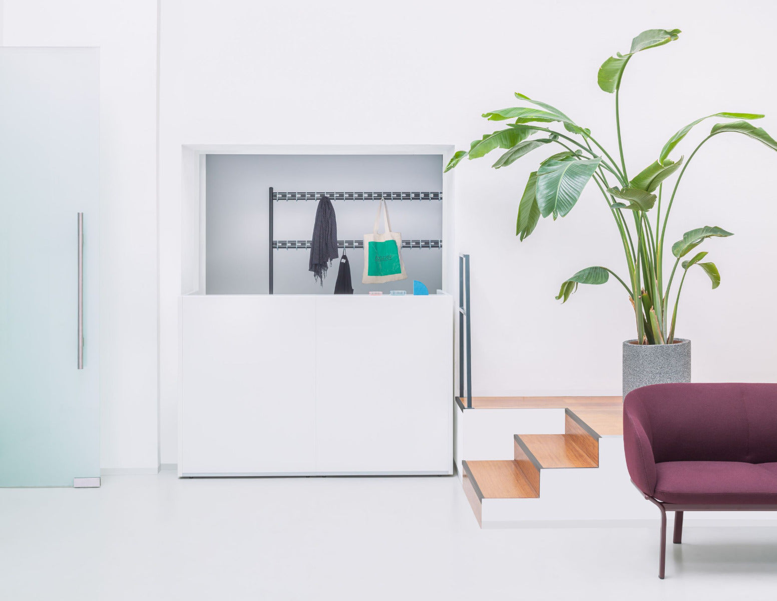 Elegante Empfangstheke Tera TRA36P von Mdd, perfekt für zeitgemäße Büroumgebungen, kombiniert stilvolle Holz- und Glaselemente für einen einladenden Empfang.