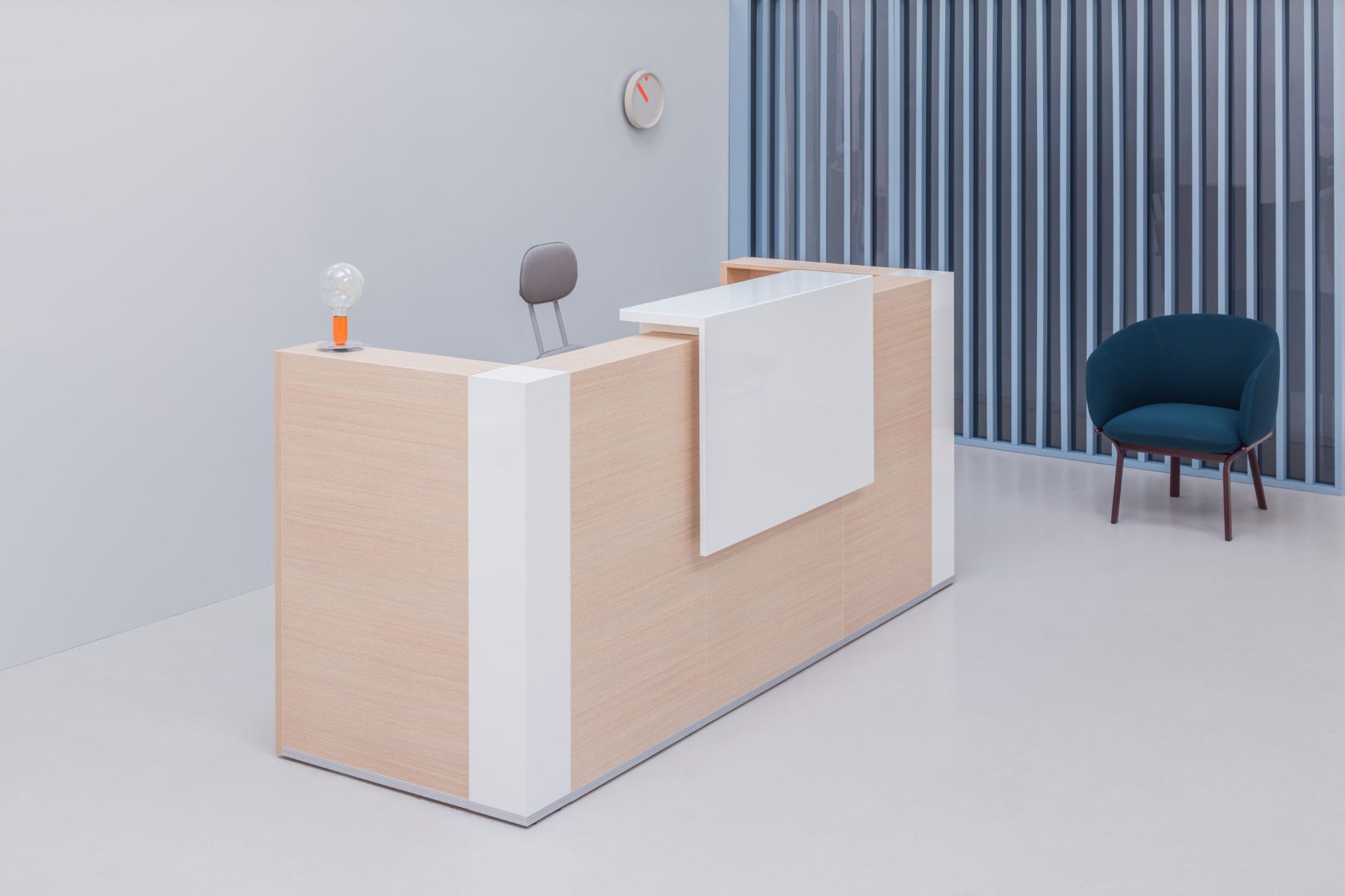 Modulare Empfangstheke Tera TRA26 von Mdd, ideal für moderne Büros, bietet eine stilvolle Holzoberfläche und flexible Gestaltungsmöglichkeiten.