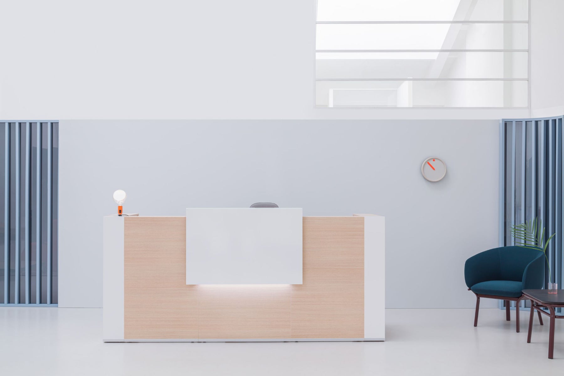 Modularer Empfangstresen Tera TRA32 von Mdd, ideal für moderne Büros, kombiniert elegantes Design mit praktischen Funktionen für einen ansprechenden Empfangsbereich.