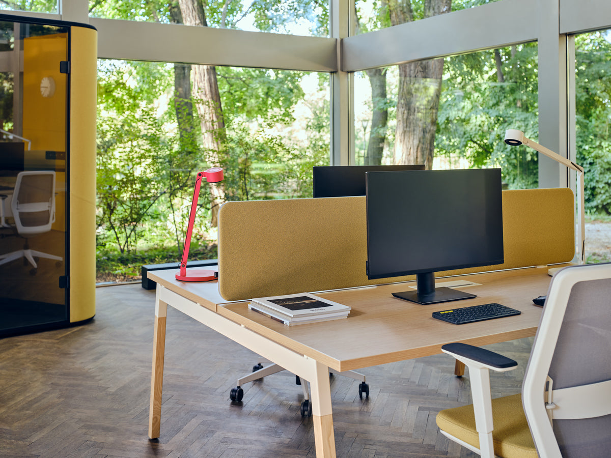 Elegantes Twin ZUT29 Paneel von Mdd, stilvoll am Schreibtisch integriert, in natürlicher Holzfarbe mit praktischen Kabelmanagement-Lösungen.
