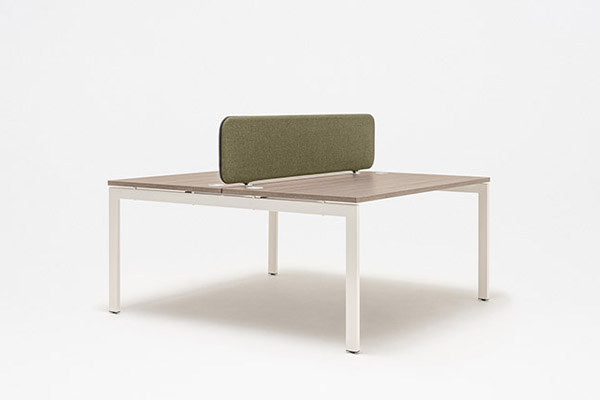 Grünes gepolstertes Paneel Twin für Schreibtische von Mdd, Spanplattenkonstruktion mit Stoffbezug und Dekorleiste, montiert mit Metallhalterung.