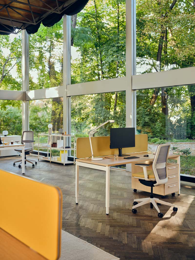 Elegantes Twin ZUT34 Paneel für Schreibtische, bietet eine moderne Holzoberfläche für ein ansprechendes Arbeitsumfeld.