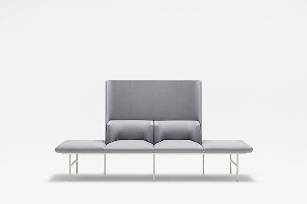 Modulares Sofa Agora von Mdd in Perlweiss mit gepolsterter Rückenlehne, Holzfurnierplatte und Metallgestell auf Füssen.