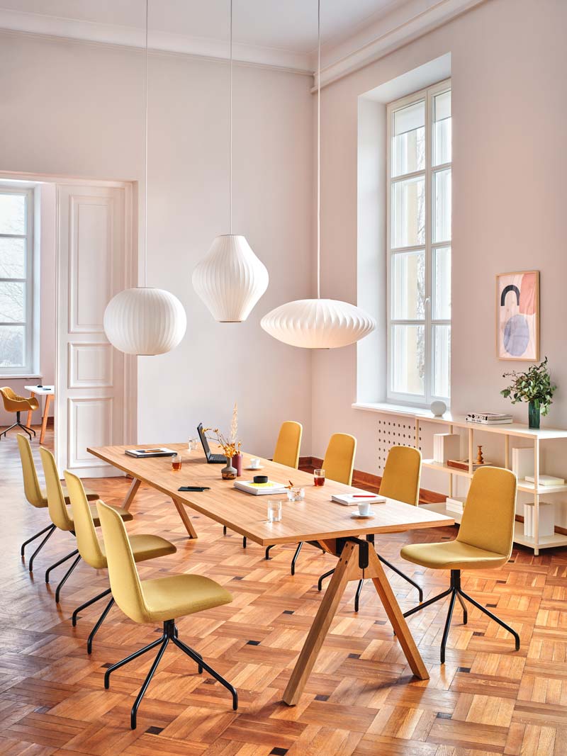 Eleganter Ulti UKP19 Drehstuhl mit komfortabler Sitzfläche und flexibler Drehbasis, perfekt für stilvolle Arbeitsumgebungen.