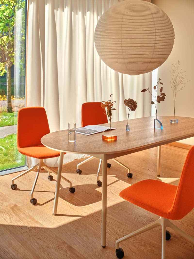Eleganter Drehstuhl Ulti UKP19K von MDD, ideal für moderne Büros, bietet Komfort und Flexibilität mit seiner drehbaren Basis.