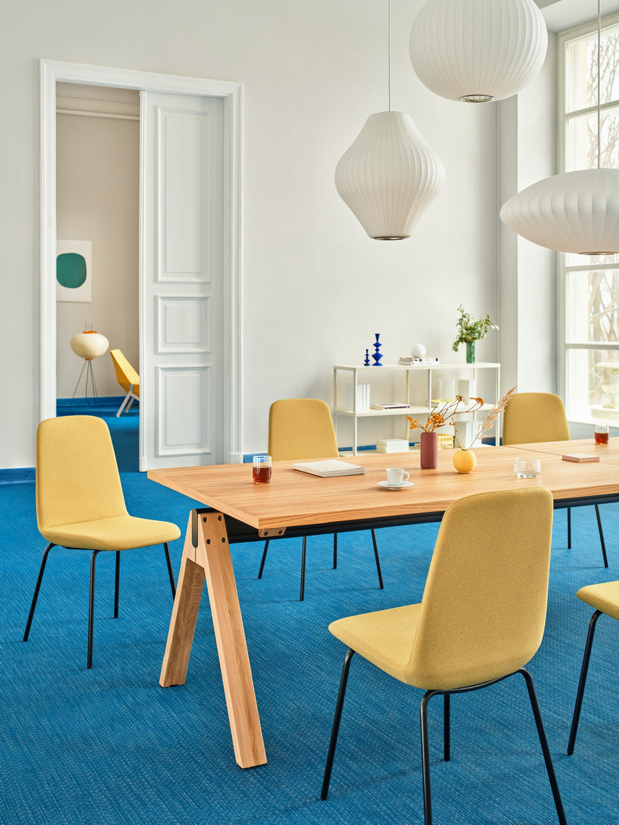 Moderner Ulti UKP16 Stuhl mit stabiler 4-Bein-Konstruktion, ideal für stilvolle Innenräume und komfortables Sitzen.