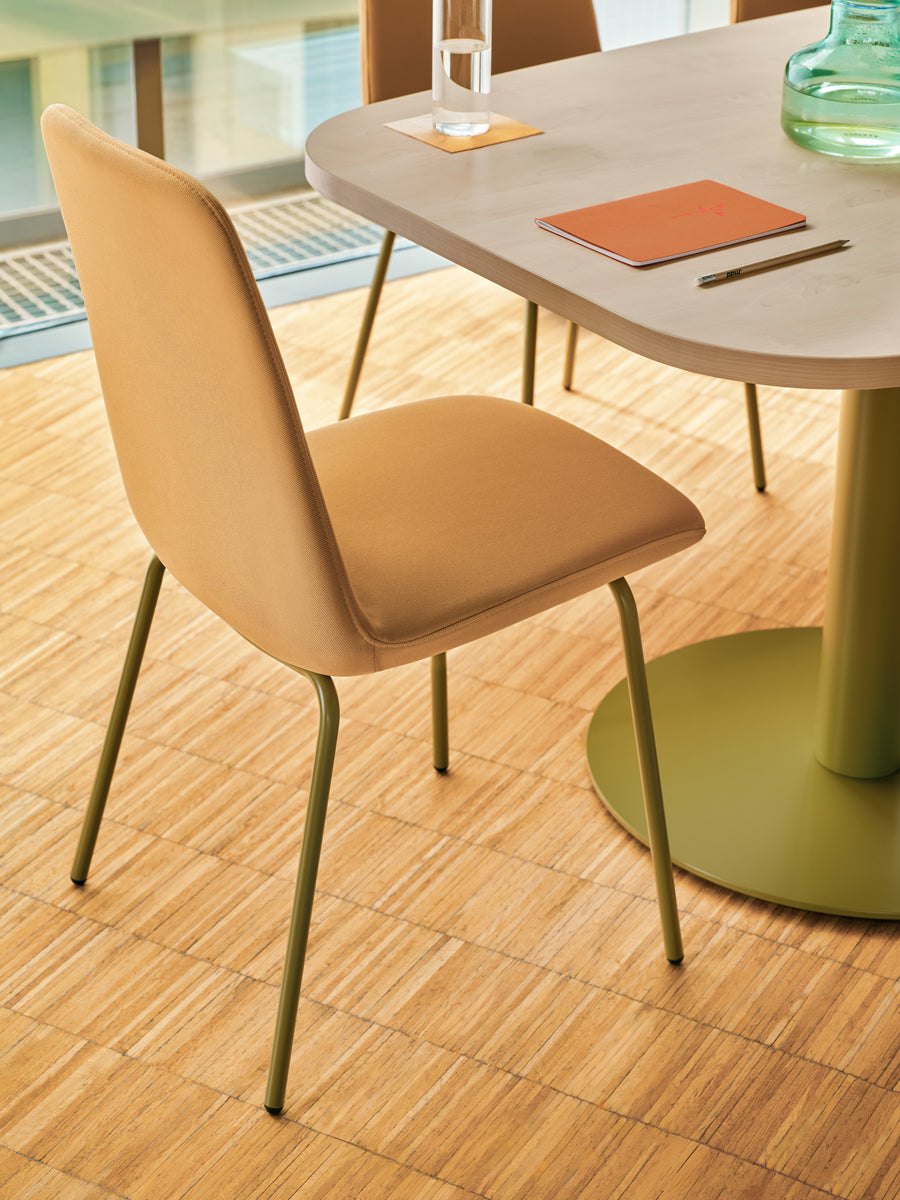 Moderner Ulti UKP16 Stuhl mit stabilem 4-Bein-Gestell, ideal für stilvolle Innenräume, vereint Design und Komfort in einem.