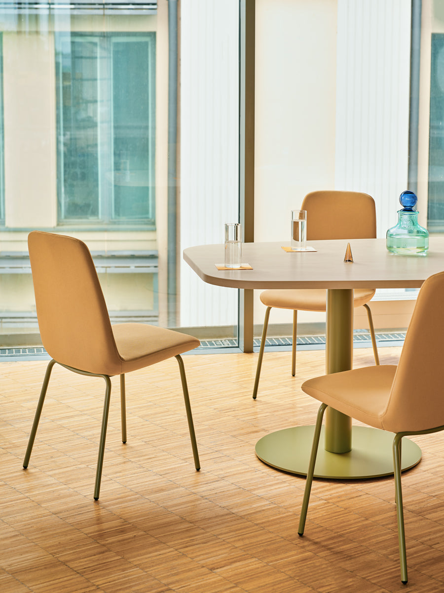 Moderner Ulti UKP16 Stuhl mit stabilem 4-Bein-Gestell, ideal für stilvolle Innenräume und komfortables Sitzen in jedem Umfeld.