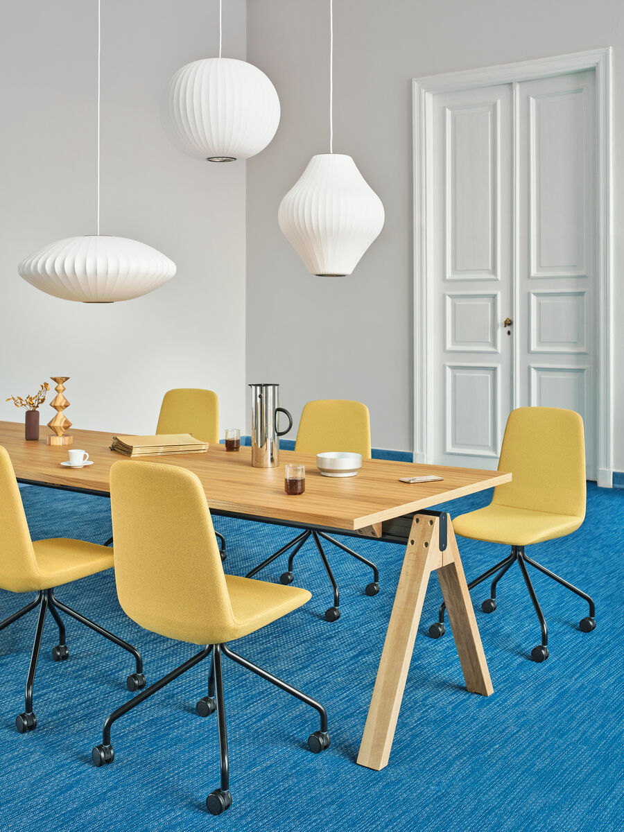 Eleganter Ulti UKP18K Drehstuhl mit schwarzem Leder, stabilen Rollen und ergonomischem Design – ideal für moderne Büros und Konferenzen.