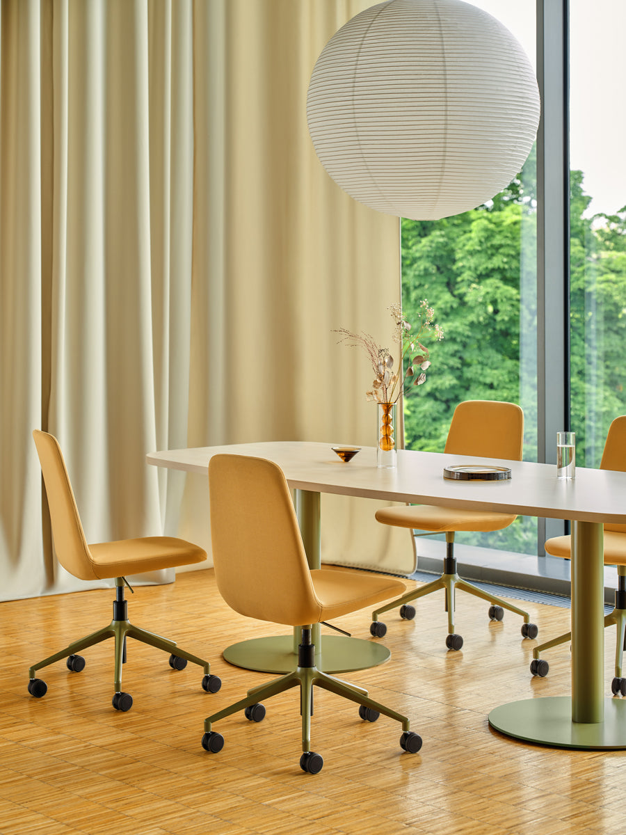 Ulti UKP22: Moderner Drehstuhl mit Rollen, höhenverstellbar, ideal für Büro und Homeoffice, vereint Funktionalität und ansprechendes Design.