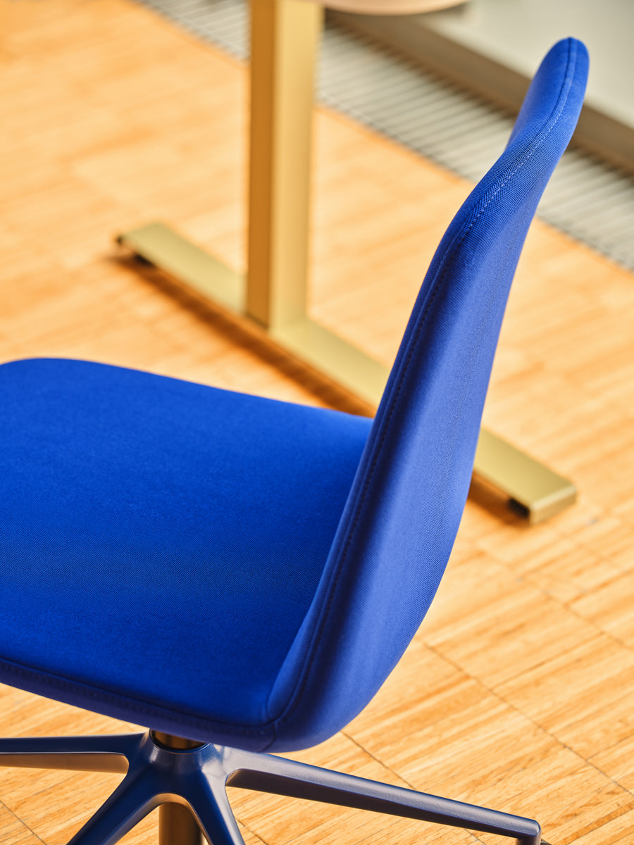 Ulti UKP22: Eleganter Drehstuhl mit Rollen, individuell höhenverstellbar, perfekt für stilvolle Arbeitsumgebungen und komfortables Sitzen.