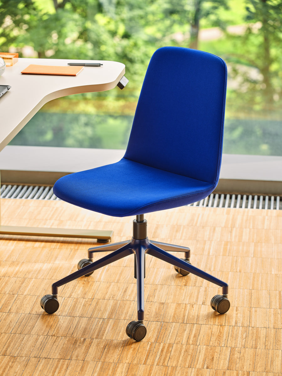 Ulti UKP22: Moderner Dreh-Schalenstuhl mit praktischen Rollen, höhenverstellbar für optimalen Komfort und Flexibilität im Büro.